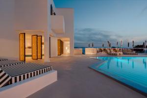 A piscina localizada em Croco Mykonos ou nos arredores