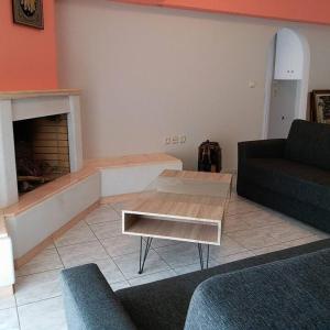 ein Wohnzimmer mit einem Sofa und einem Couchtisch in der Unterkunft Daphnus Apartment in Agios Konstantinos in Agios Konstantinos Fthiotida