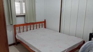 Ένα ή περισσότερα κρεβάτια σε δωμάτιο στο Casa na praia com piscina pontal do Paraná