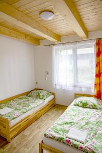 Ліжко або ліжка в номері Chaty Dvořiště