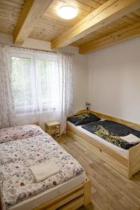 una camera da letto con due letti e una finestra di Chaty Dvořiště a Lomnice nad Lužnicí