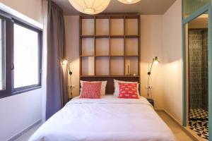 Postel nebo postele na pokoji v ubytování Dogpound Hotel