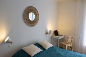 a bedroom with a bed and a mirror and a desk at Appartement - terrasse - Cugnaux centre in Cugnaux
