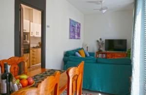 TV a/nebo společenská místnost v ubytování La LLar de la Kim, Bonita casa a 150m del mar y 40km de Barcelona