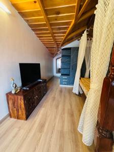 Μια τηλεόραση ή/και κέντρο ψυχαγωγίας στο Unravel 3BR Floor Nainital