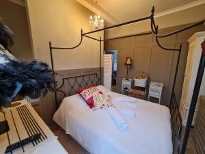 een slaapkamer met een bed met witte lakens en roze kussens bij Beautifully Decorated 1-Bed Apartment in Sale in Sale