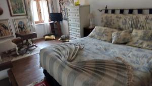 um quarto com uma cama grande e uma cómoda em Il Casale Del Sogno em Ardea