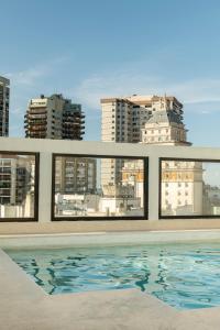 un rendimiento de un edificio con piscina en Argenta Tower Hotel & Suites en Buenos Aires