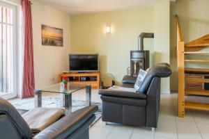 TV a/nebo společenská místnost v ubytování An den Boddenwiesen 01