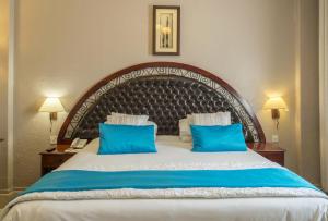 מיטה או מיטות בחדר ב-New Ambassador Hotel