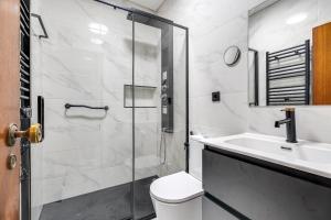 a bathroom with a shower and a toilet and a sink at Hopstays - Almada Saudade in Almada
