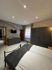 Un dormitorio con una cama y un televisor de pantalla plana. en Lia House, en Brasov