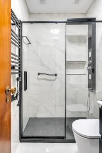 una porta doccia in vetro in un bagno con WC di Hopstays - Almada Saudade ad Almada Altre 16 foto