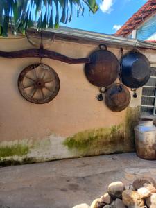 a wall with pots and pans hanging on it at Rancho Meu Ambiente in Águas de Lindóia