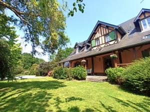 a house with a lawn in front of it at Le Cottage des Falaises in Gonneville-sur-Mer