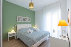 een slaapkamer met een bed met twee teddyberen erop bij Capitan Trinchetto Agave in Trapani