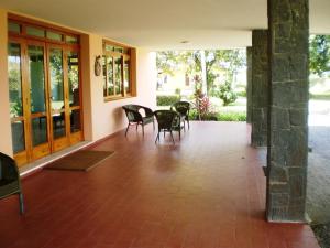 a lobby with chairs and a table in a building at Centro Mariápolis Santa Maria in Igarassu