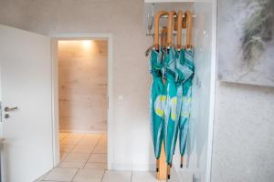 a hallway with umbrellas hanging on a wall at Ferienwohnung Viola mit Wallbox in Schneverdingen