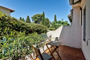a small balcony with a table and chairs at La Garoupe-Gardiole in Antibes