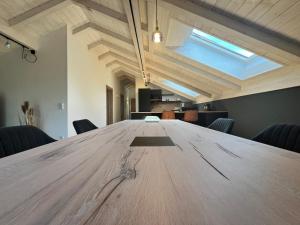 Khu vực hỗ trợ khách đi công tác/phòng hội thảo tại Stay Nice Apartments Dorfen Nähe München Jacuzzi Grillkota 75 Zoll TV