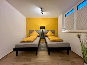 Giường trong phòng chung tại Stay Nice Apartments Dorfen Nähe München Jacuzzi Grillkota 75 Zoll TV +217 ảnh