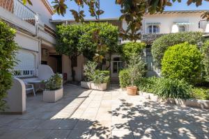 a courtyard in a house with trees and plants at La Garoupe-Gardiole in Antibes