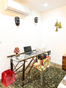 達喀爾的住宿－Résidence Théa，办公室,桌子上装有笔记本电脑