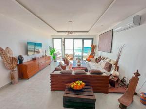 - un salon avec un canapé et une table dans l'établissement Résidence Théa, à Dakar