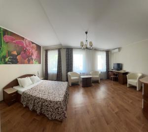Apart hotel Asotel في خاركوف: غرفة نوم بسرير وطاولة وكراسي