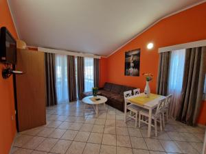 salon z kanapą i stołem w obiekcie Pool Apartments Knežević Novalja w Novalji