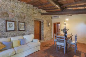 sala de estar con sofá blanco y mesa en Relais Colline San Biagio, en Carmignano