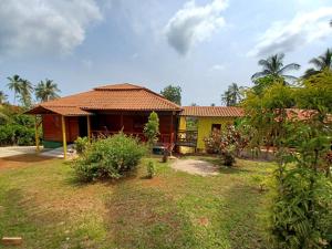 uma casa com um quintal com um quintal em Pousadinha Mar Ave Ilha em Principe