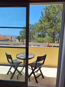 - Balcón con vistas, mesa y 2 sillas en Casa Branca Pinhal, en Nazaré