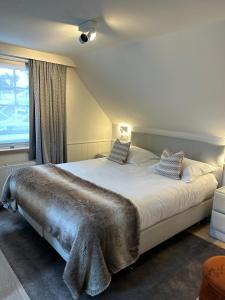 克諾克－海斯特的住宿－Marie Siska Boutique hotel，一间卧室设有一张大床和大窗户