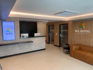 an office with a lobby with a tv and a couch at WA HOTEL FORTALEZA in Fortaleza