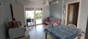 Posezení v ubytování OLTRE CONFINE fronte mare + 28 fotografií