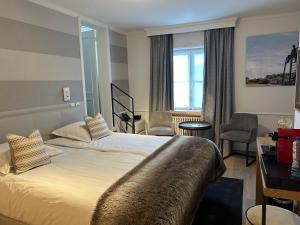 une chambre d'hôtel avec un lit et une fenêtre dans l'établissement Marie Siska Boutique hotel, à Knokke-Heist