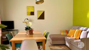 a living room with a table and a couch at BEIRA-MAR, Casinha Sub-Vila in Nazaré