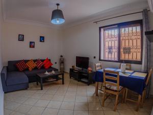 Posezení v ubytování Family Illuminated Apartment With Pool