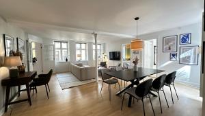 a living room with a table and chairs and a couch at City management Løv in Copenhagen