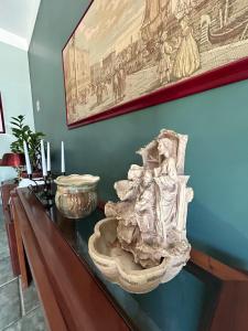 uma estátua sentada numa mesa numa sala em Italian Palace Hotel em Sinop