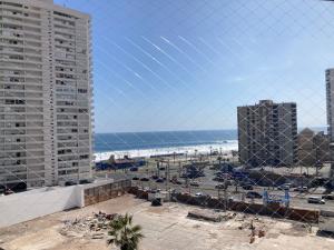 a view of the beach and buildings at Amoblados MyK playa brava club in Iquique