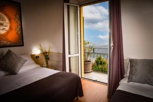 Postel nebo postele na pokoji v ubytování Hotel Vista Lago