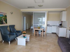 sala de estar con sofá y mesa en Oliva Apartments Lozica, en Dubrovnik
