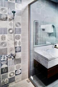 bagno con lavandino e doccia di Green Bay Luxury Villa Sonasea Vân Đồn 