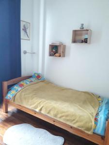 a small bed in a room with at Appartement meublé dans ville agréable proche de Paris in Montlhéry