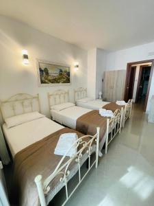 a room with three beds in a room at La casa di Chloé in Alezio