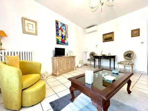 a living room with a couch and a coffee table at Le Catalogne 3 in Perpignan