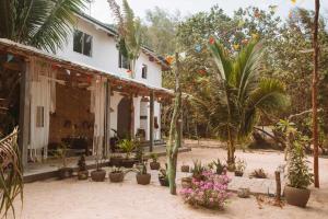 um pátio de uma casa com palmeiras e flores em Paradise Sunset Beach em Koh Rong Sanloem
