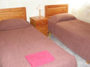 Attard Seafront Apartment 7 in Marsalforn客房内的一张或多张床位